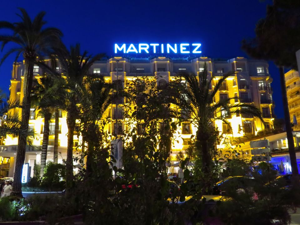 Night view of Hotel Martinez facade ©Venakr/123RF.COM