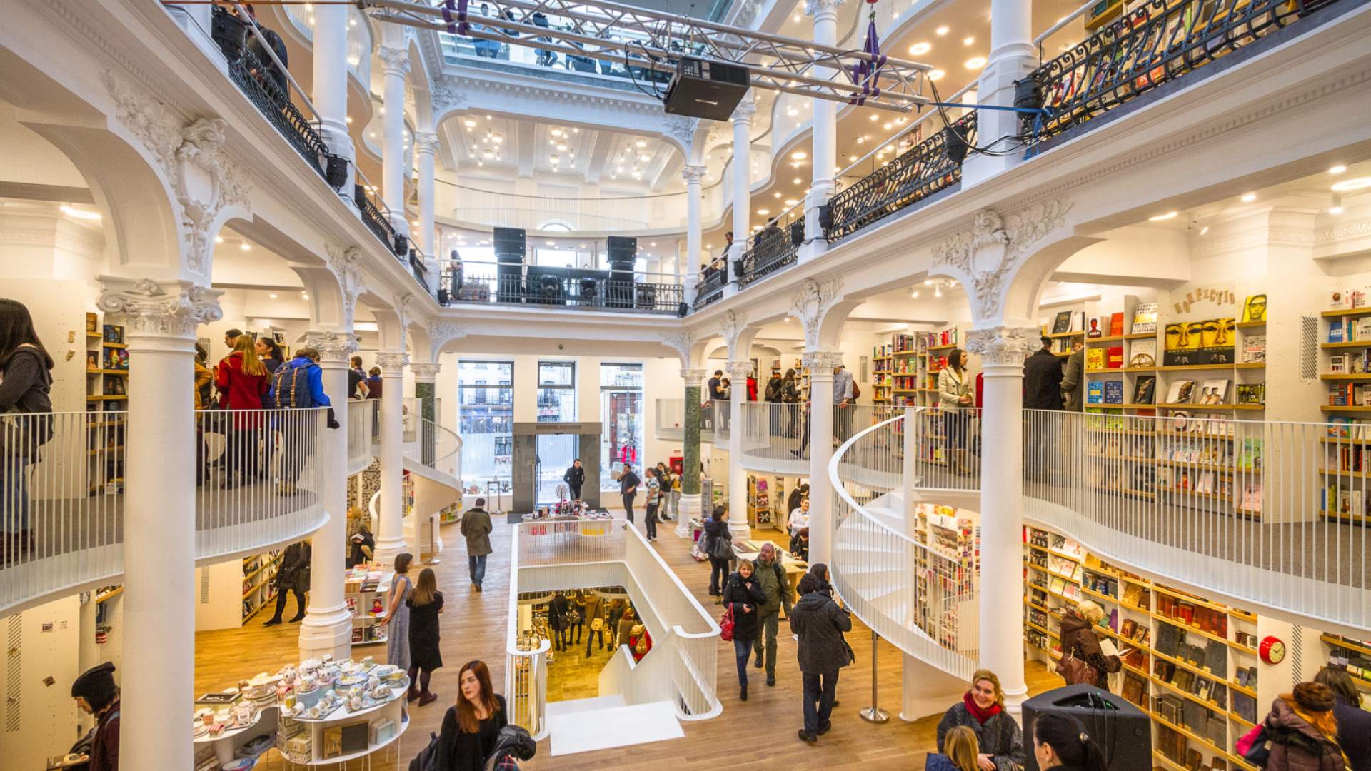 Evadări literare în bibliotecile și librăriile bucureștene