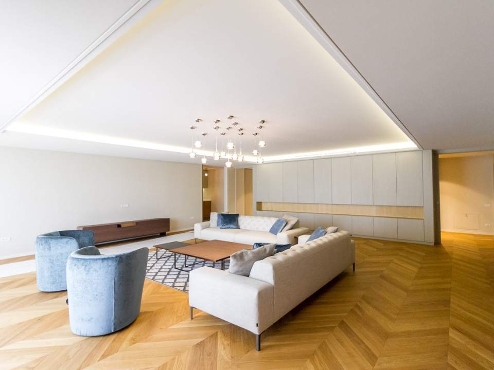 Apartament cu 4 camere de închiriat
