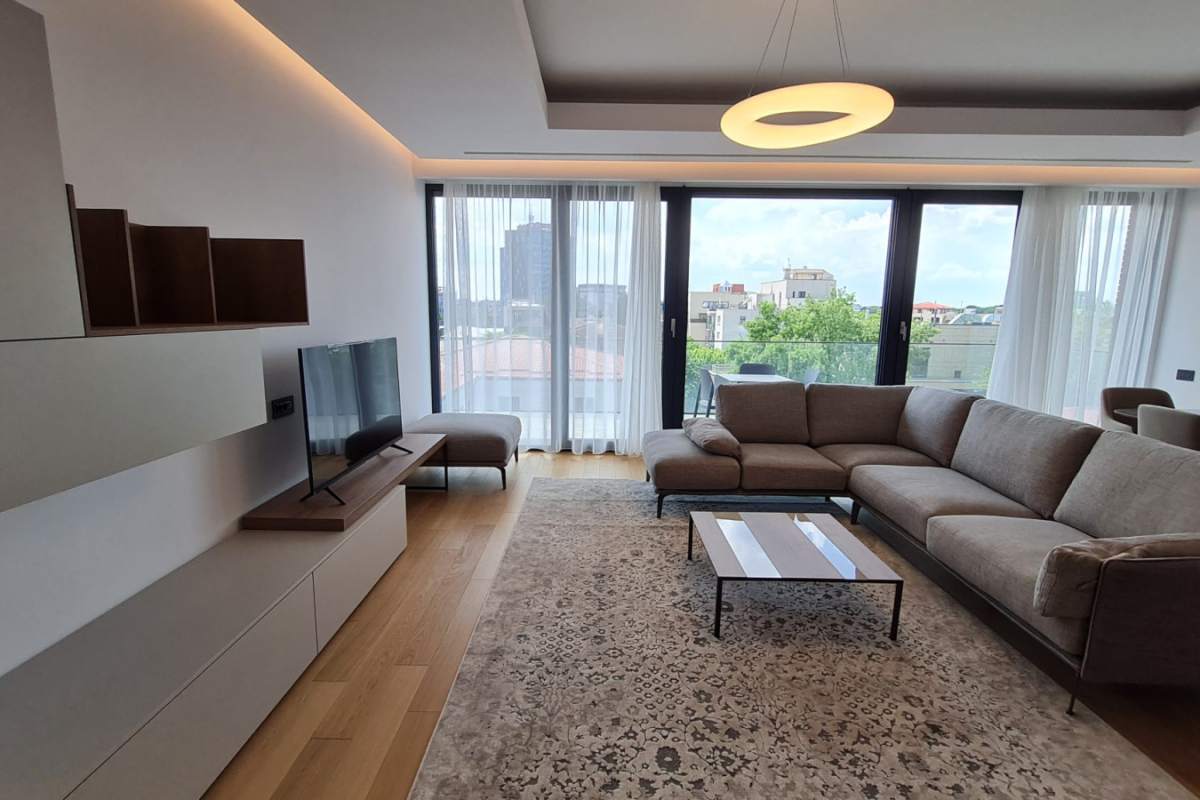 Penthouse cu 3 camere de închiriat în Primăverii