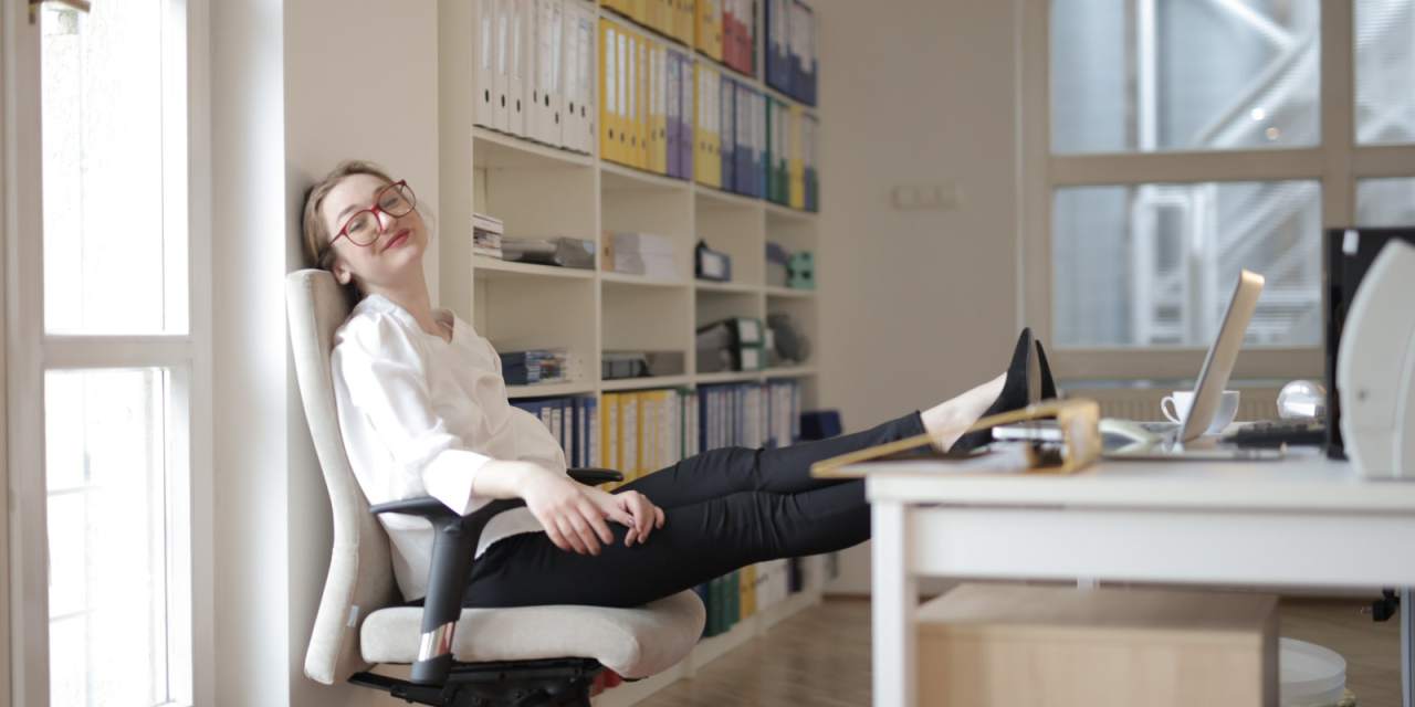 Relaxarea la birou: cum ajuți angajații să scape de stresul la locul de muncă