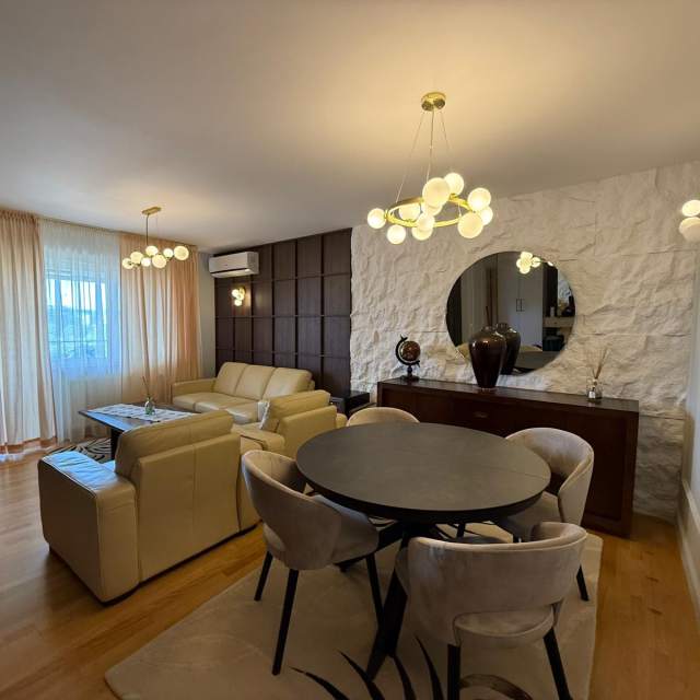 Apartament cu 3 camere de vânzare