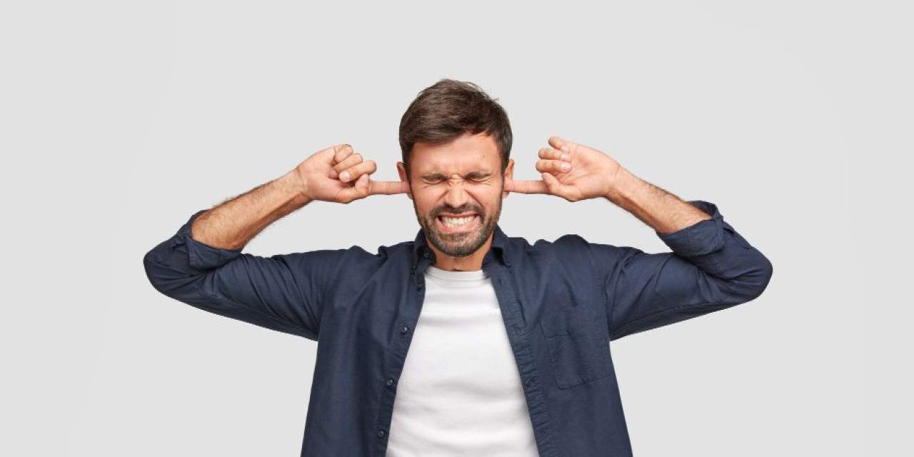 Orele de liniște la bloc și la curte: cadru legal, activități interzise și sancțiuni