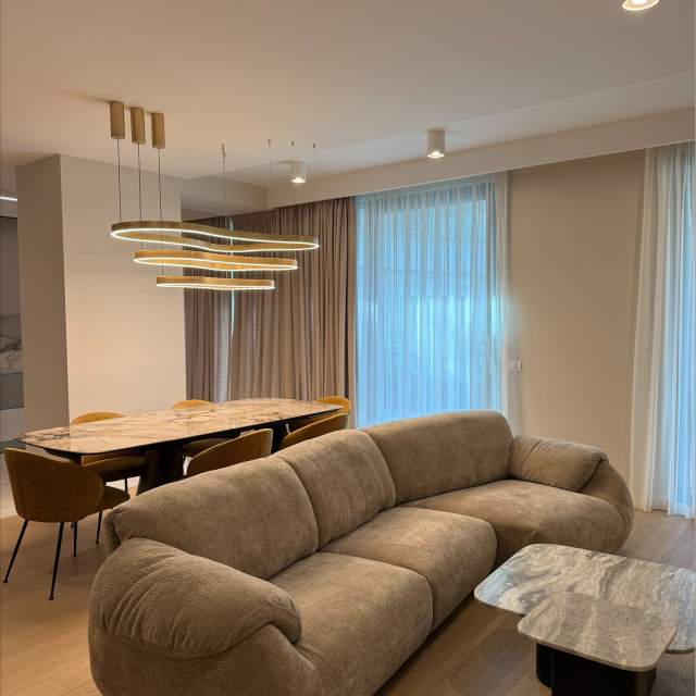 Apartament cu 4 camere de inchiriat in zona Arcul de Triumf