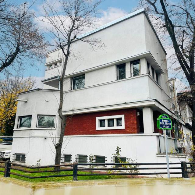 Exclusive 7-Room Villa in the Arch of Triumph Area