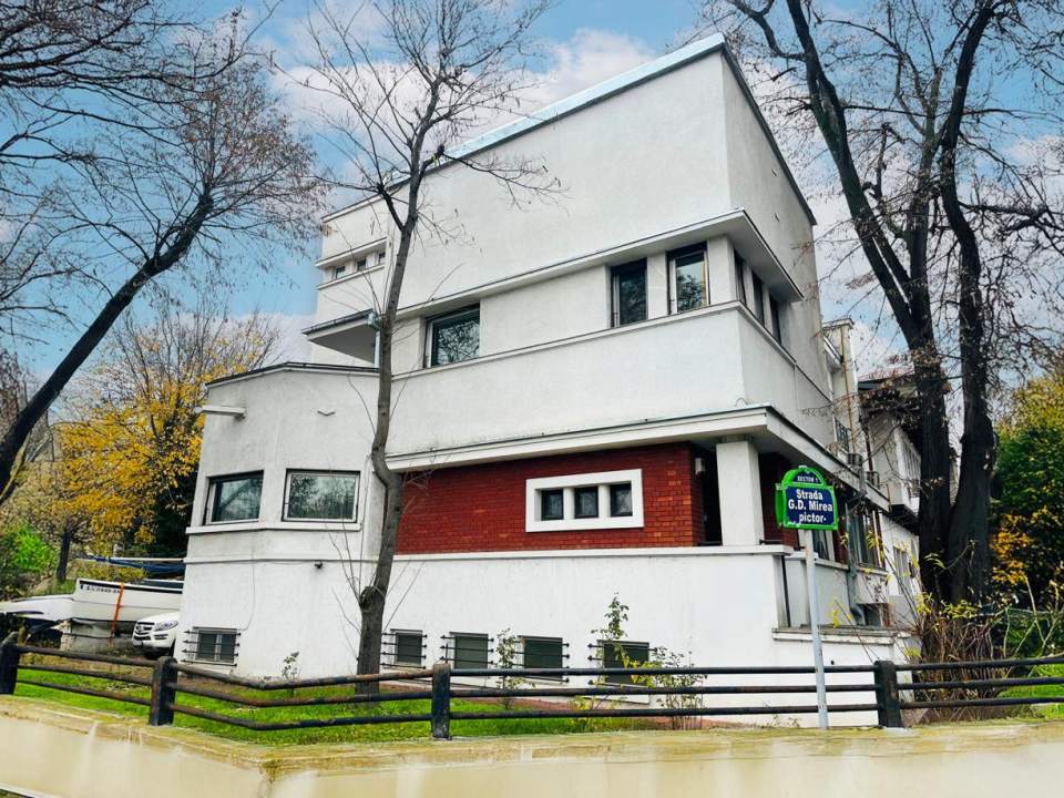 Exclusive 7-Room Villa in the Arch of Triumph Area