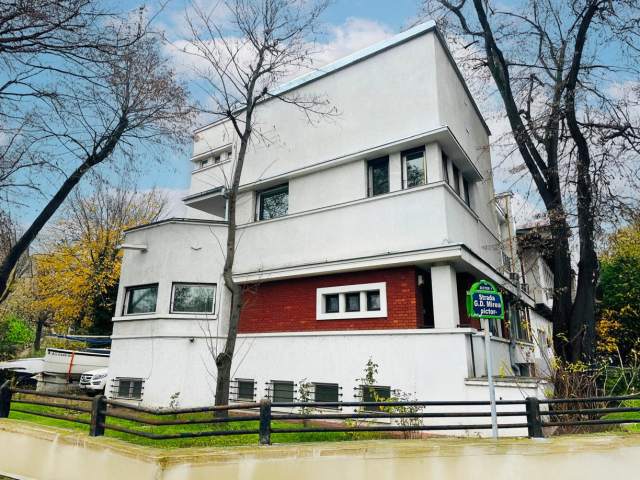 Exclusive 7-Room Villa in the Arch of Triumph Area