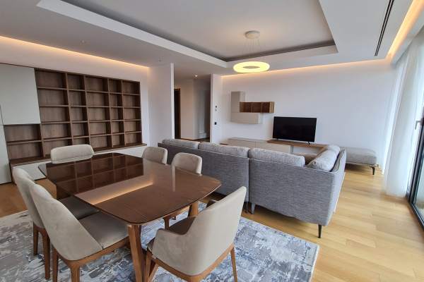 Penthouse cu 3 camere de închiriat în Primăverii