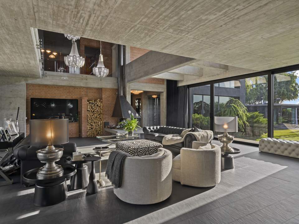 12-rooms villa for sale in Otopeni photo no. 1